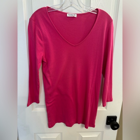 Kettlewell 3/4 sleeved V-Neck Tee in Fuschia - Picture 1 of 3
